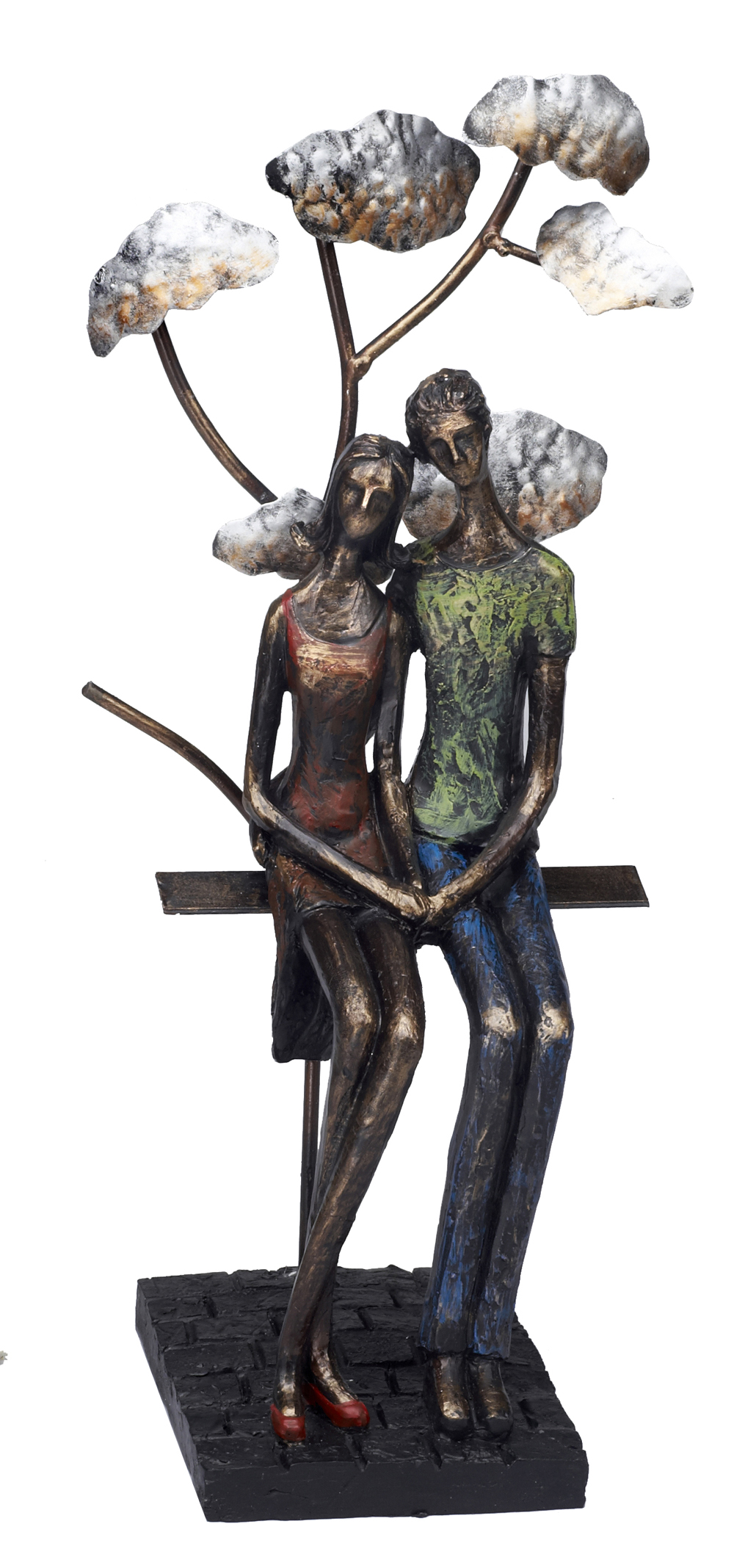 פסל אומנותי -  " מוזה "  זוג יושב על ספסל מתחת לעץ