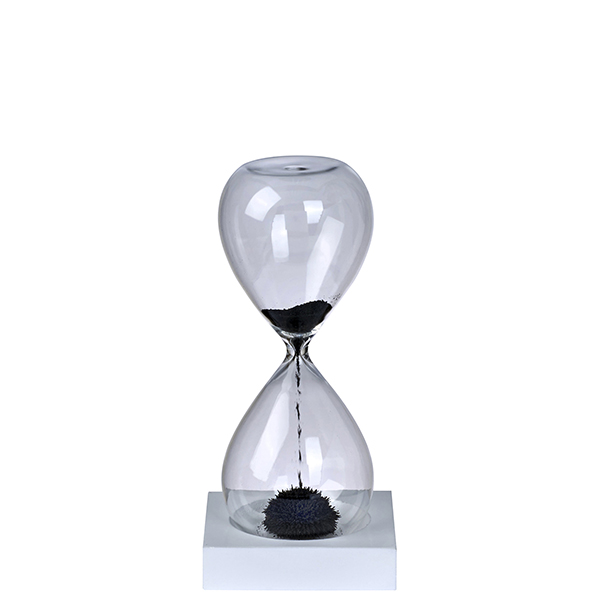 שעון חול מגנטי זכוכית על בסיס עץ לבן גובה 14 ס"מ.