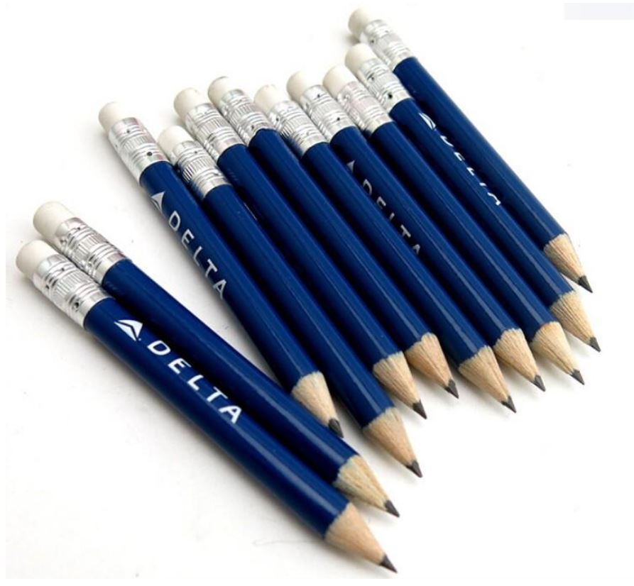 עפרונות מחודדים עם מחק. 