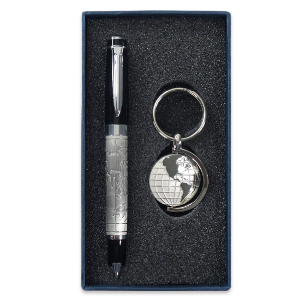 סט יוניברס - עט כדורי ומחזיק מפתחות מתכתיים עם תבליט עולם. 