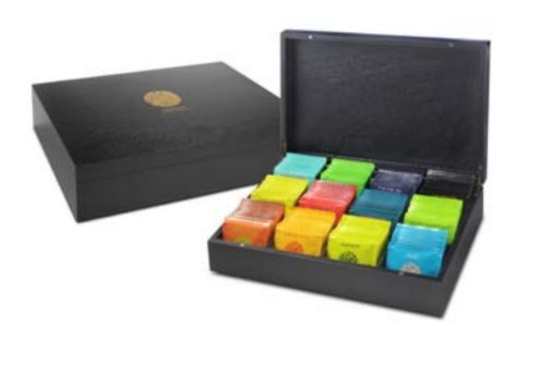 מארז תיבת עץ 12 תאים -  קופסת עץ יוקרתית בצבע שחור בעלת 12 תאים, המכילה 120 מעטפות מגוונות 
מ 12- הטעמים  המיוחדים של סרמוני.