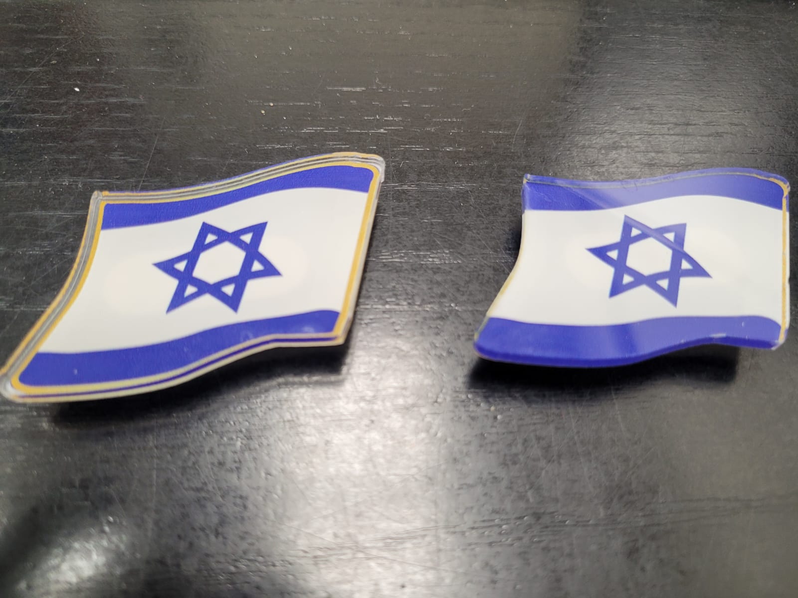 סיכות דש דגל ישראל בשני גדלים: קטנים 4x2 ס