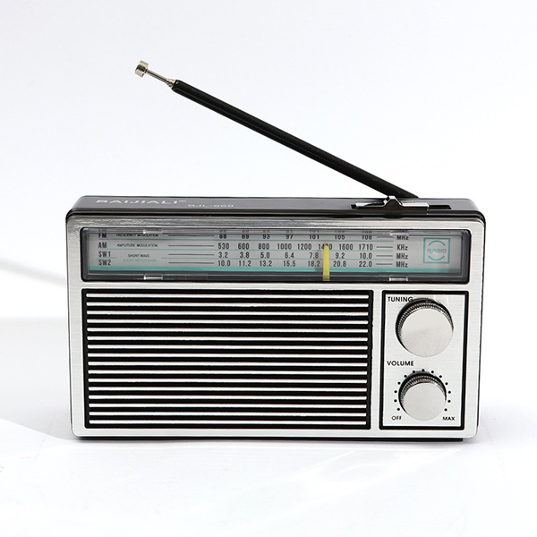 רדיו טרנזיסטור AM/FM BJL-668 אנלוגי גדול 16x10 ס"מ עם סוללה נטענת בעזרת כבל (כלול). 