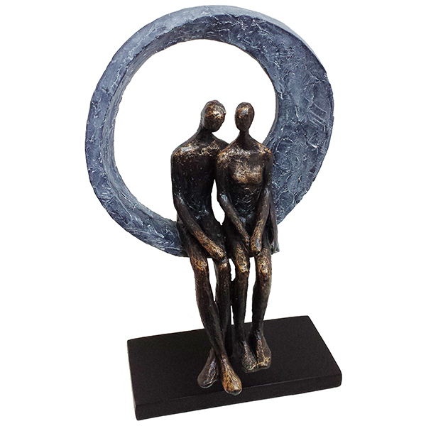 פסל אומנותי - "ביחד". (זוג יושב בתוך טבעת).