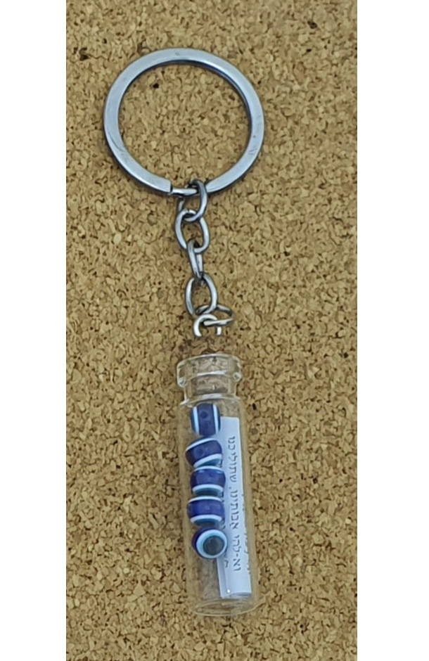 מחזיק מפתחות בצורת בקבוק קטן עם פקק שעם.
הבקבוק מכיל עיניים קטנות בצבע כחול ותפילת הדרך.