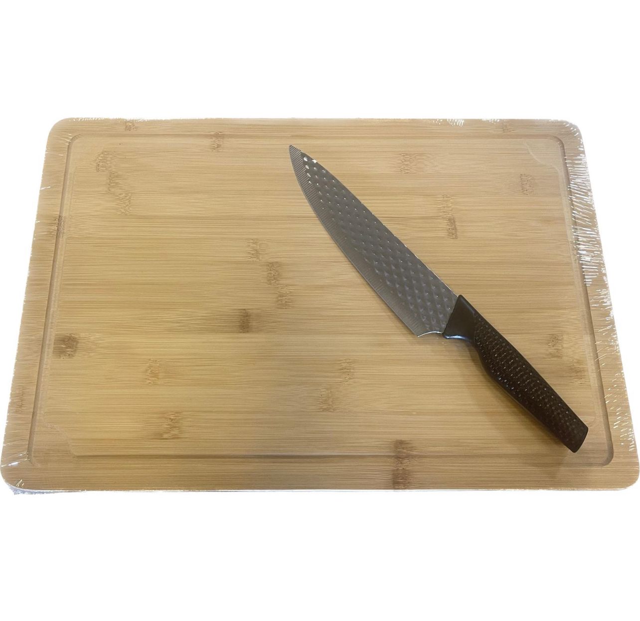 משטח בוצ׳ר מעץ עם סכין שף . 