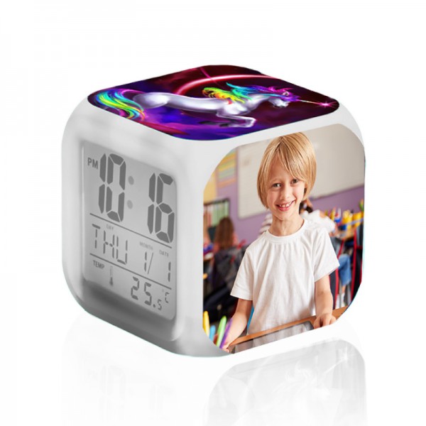 טיק טאק - שעון מעורר שולחני בעיצוב קוביה
מסך LED עם נתוני שעה, תאריך וטמפרטורה, 
8x8x8 ס"מ.