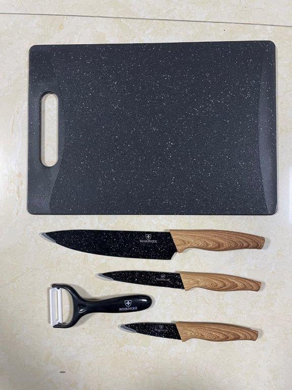 סט 4 סכינים + מגש חיתוך. 