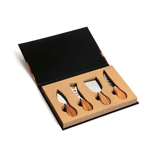 סט ארבע סכינים לחיתוך גבינות במארז מעוצב בצורת ספר. 
גודל כללי 26x17x3 ס