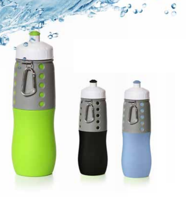 בקבוק ספורט מעוצב מסיליקון בשילוב פלסטיק קשיח.
ניתן לקפל את הבקבוק לתוך תא הפלסטיק.  
נוח לנשיאה, כולל שאקל.
קיבולת 650 מ