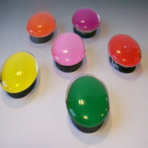 כפתורי מגנט ציבעוניים - עשוים מבית פלסטיק ובתוכם מגנט קרמי קשיח.