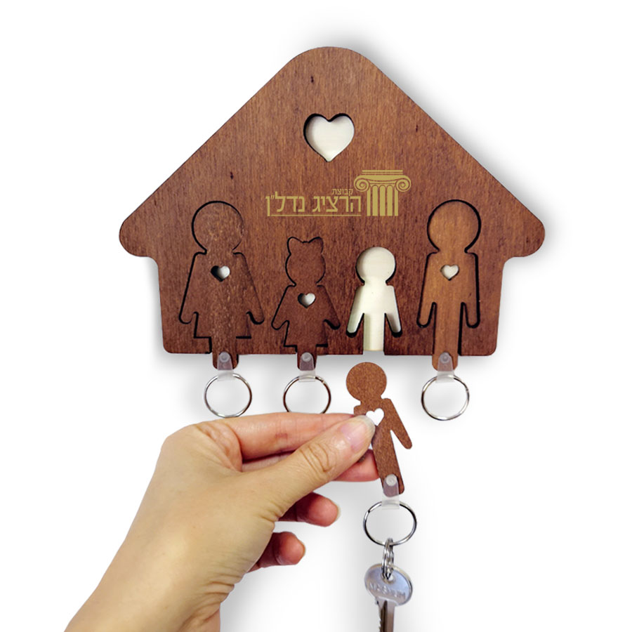 מתלה מפתחות משפחתי 20x18 ס”מ, עשוי עץ. 
כולל 4 מחזיקי מפתחות.