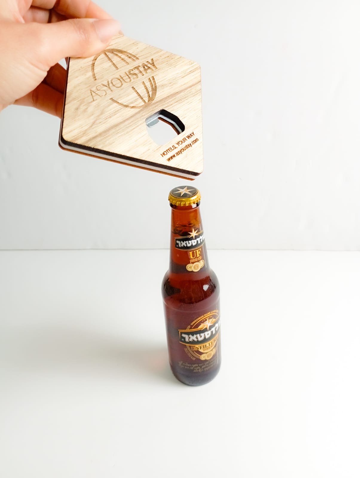 תחתית פותחן - פותחן בקבוקי בירה המשמש גם כתחתית לבקבוק/כוס.
גודל: 9x9 ס