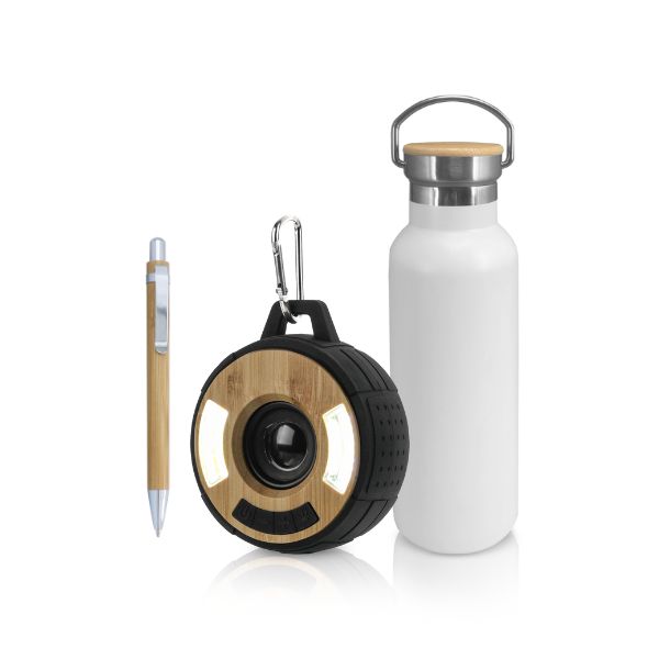 סט הכולל: 
בקבוק נירוסטה תרמי עם מכסה עץ וידית 500ML,
רמקול בלוטוס בשילוב פנס עשוי במבוק וגומי,
עט במבוק. 